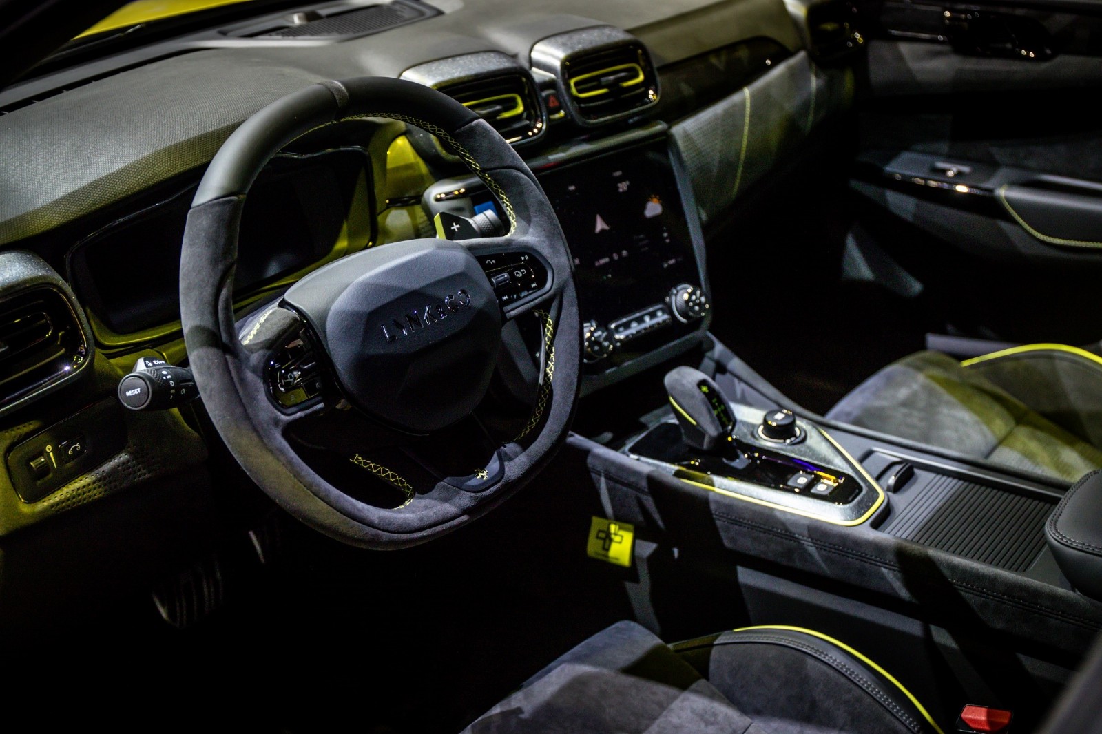 领克03 整体内饰配色加入黄色和黑色组合,大面积采用alcantara材质