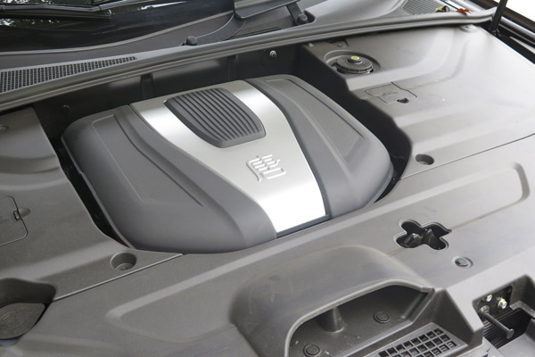 比亚迪唐100车型的发动机舱