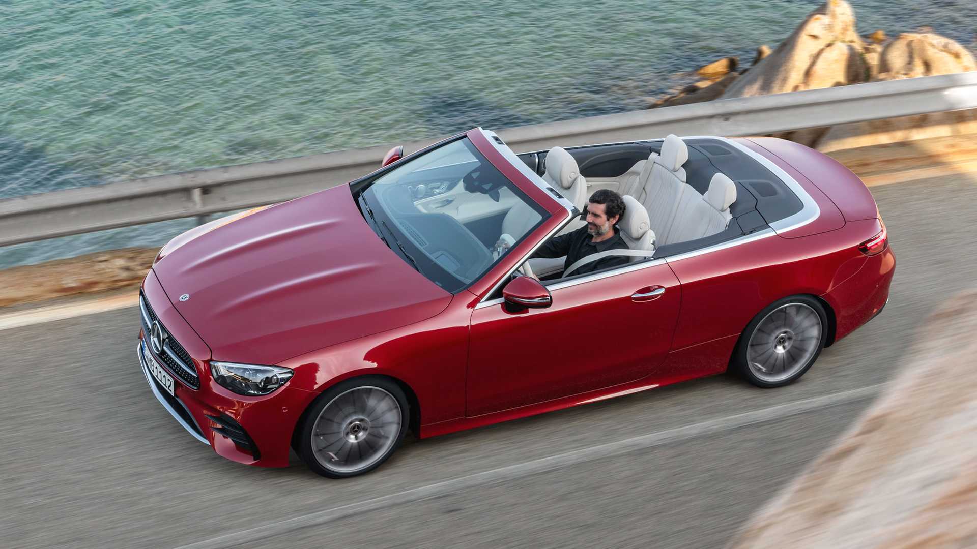 两款车型的内部空间结合了现代感与运动豪华风范,延续了标志性的仪表