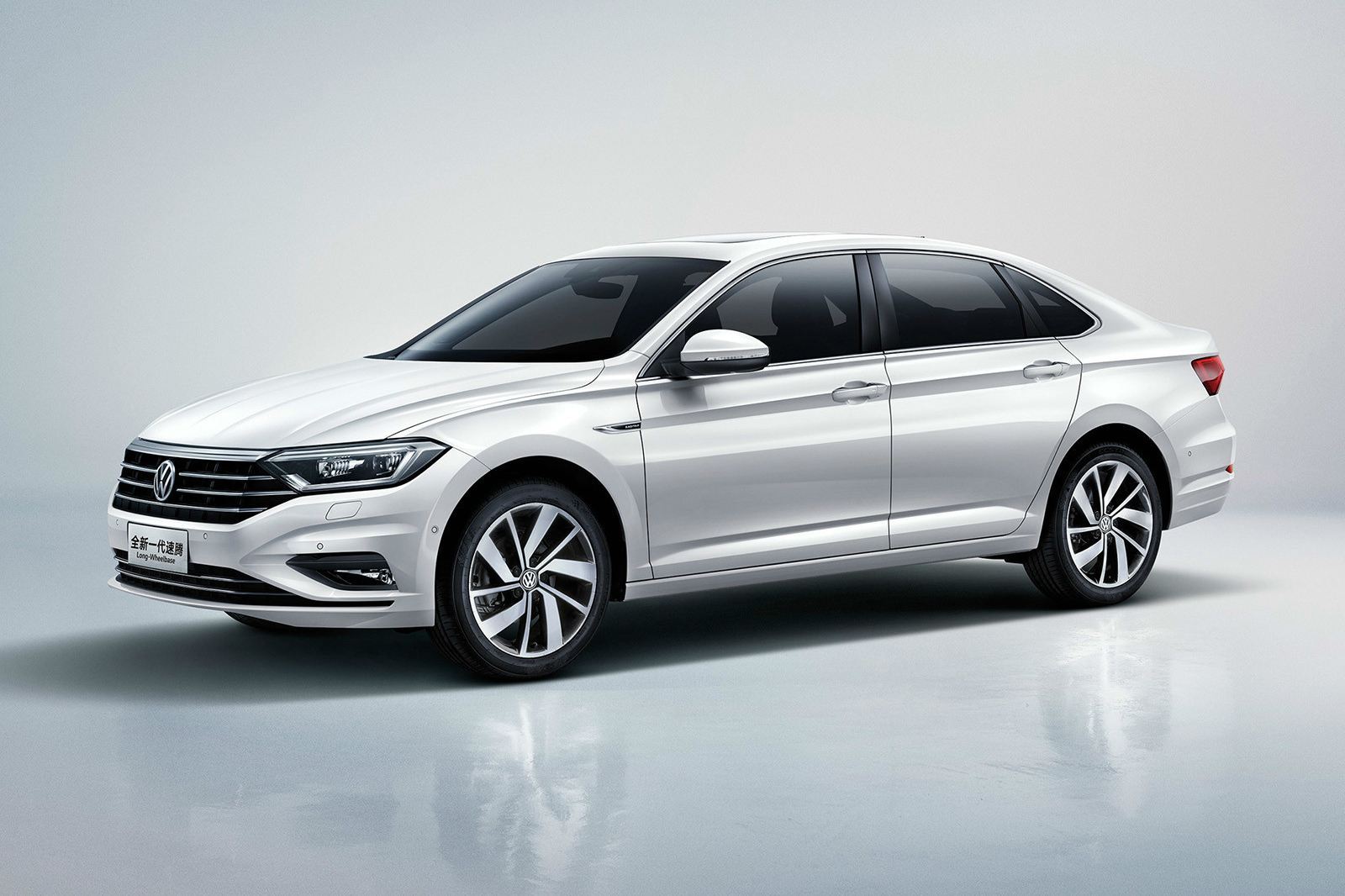 龙盘踞,但在a 级轿车市场缺少一枚棋子,来与一汽-大众速腾抢食市场