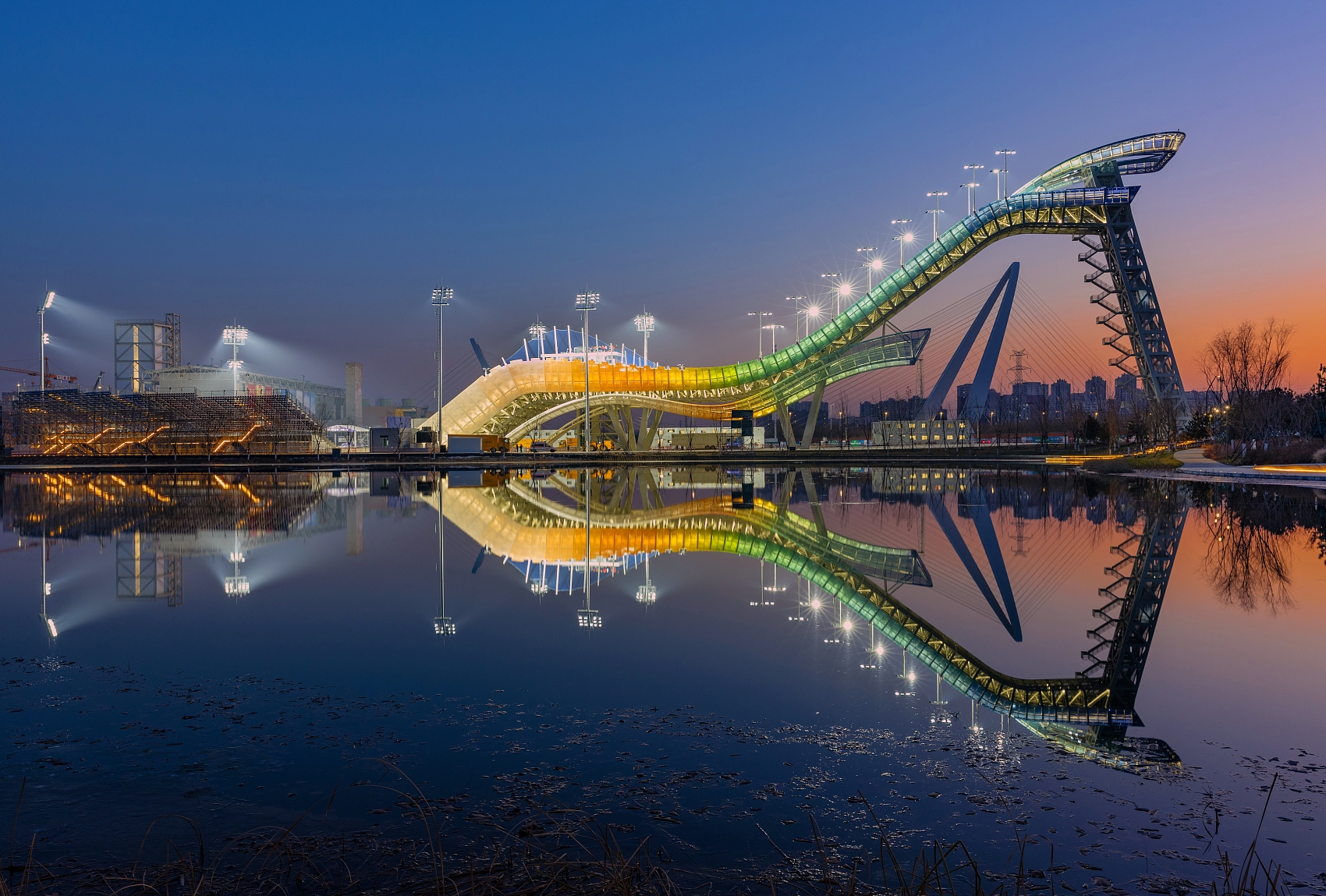 首钢大跳台夜景图