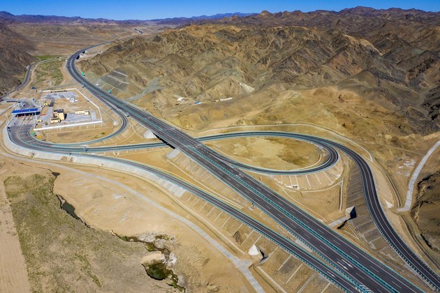 世界穿越沙漠戈壁里程最长高速公路京新高速全线建成通车