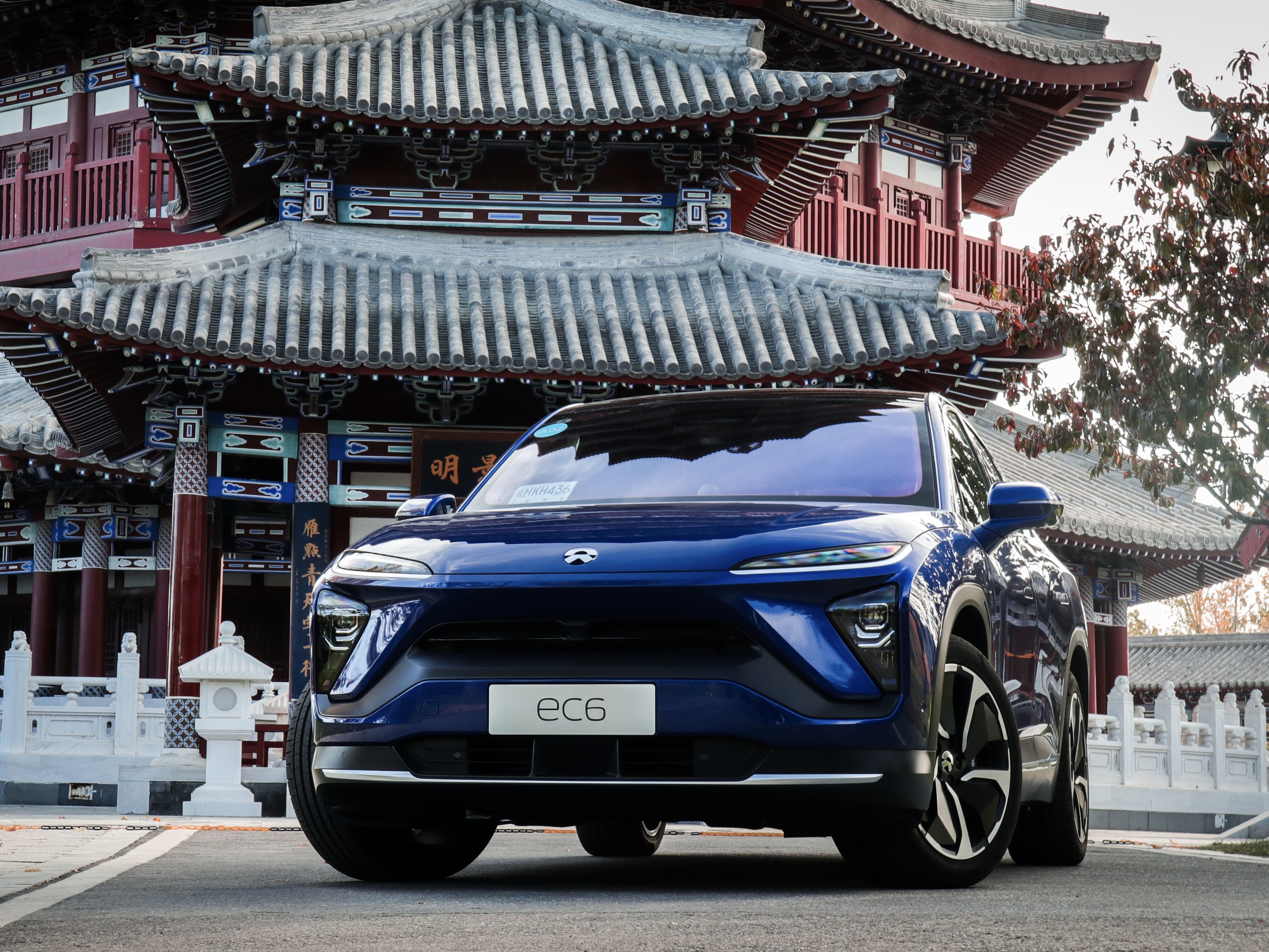 都说为年轻人造车蔚来ec6麻烦让一让