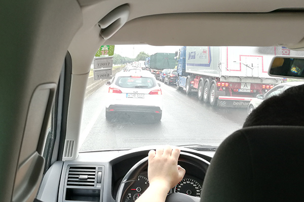 车云菌在活动之外途径德国高速路,也遇到过好几次这样的堵车场景