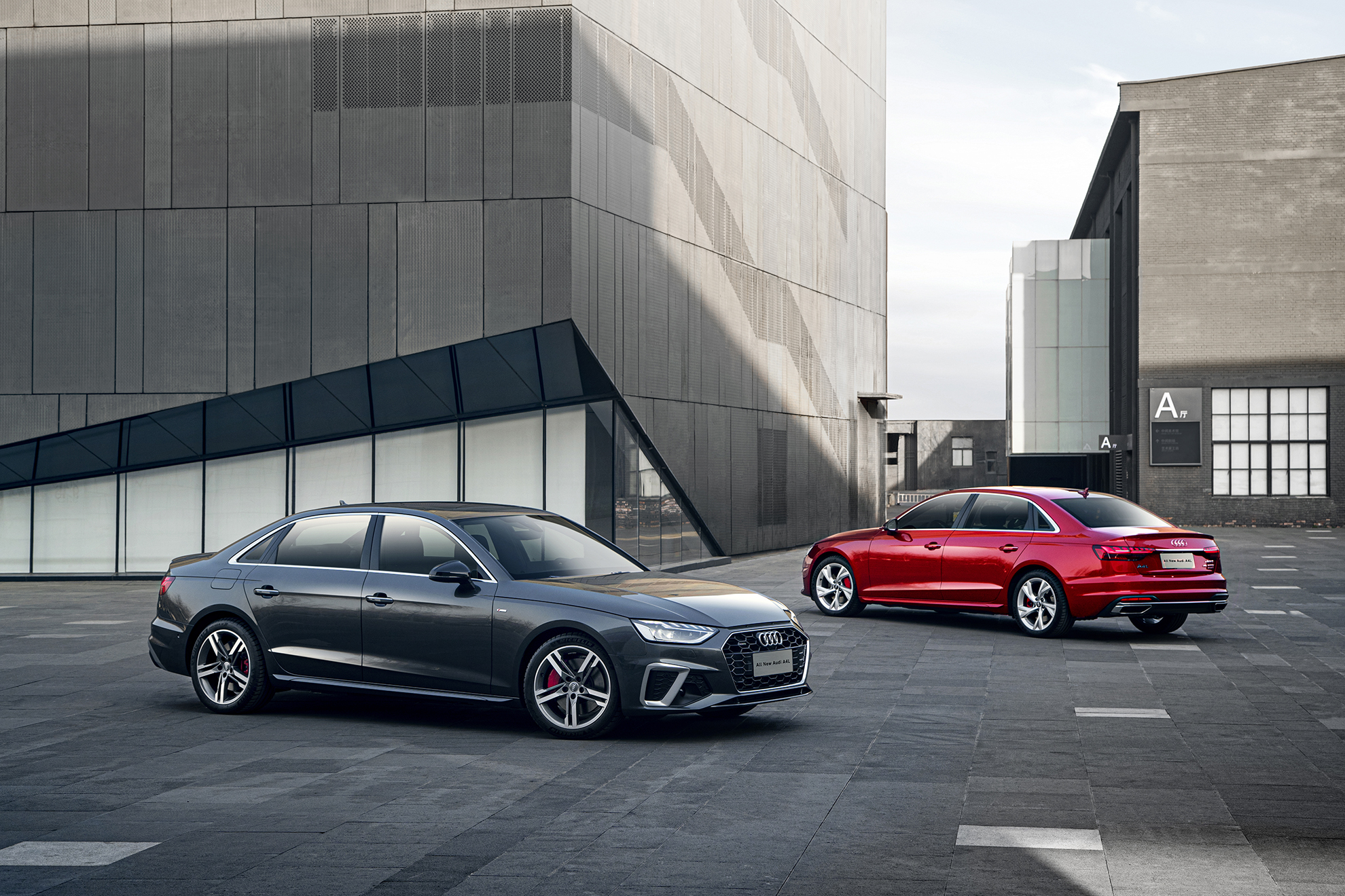 全新a4l采用了奥迪rs系列独有的设计元素,rs同款视觉效果的钛黑蜂窝状