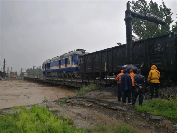 河南暴雨致河水暴涨,两列火车同时开上铁路桥"重车压梁"