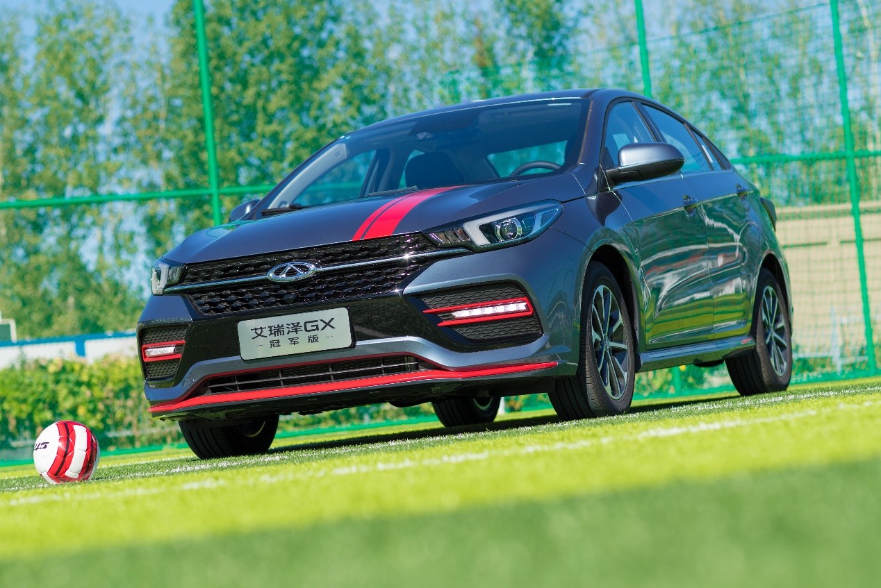 在内饰方面,艾瑞泽gx冠军版增加了黑红的内饰配色.