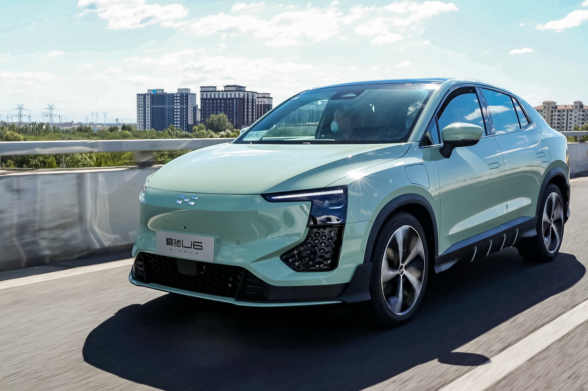 10月13日上市爱驰首款智能纯电轿跑suvu6首试