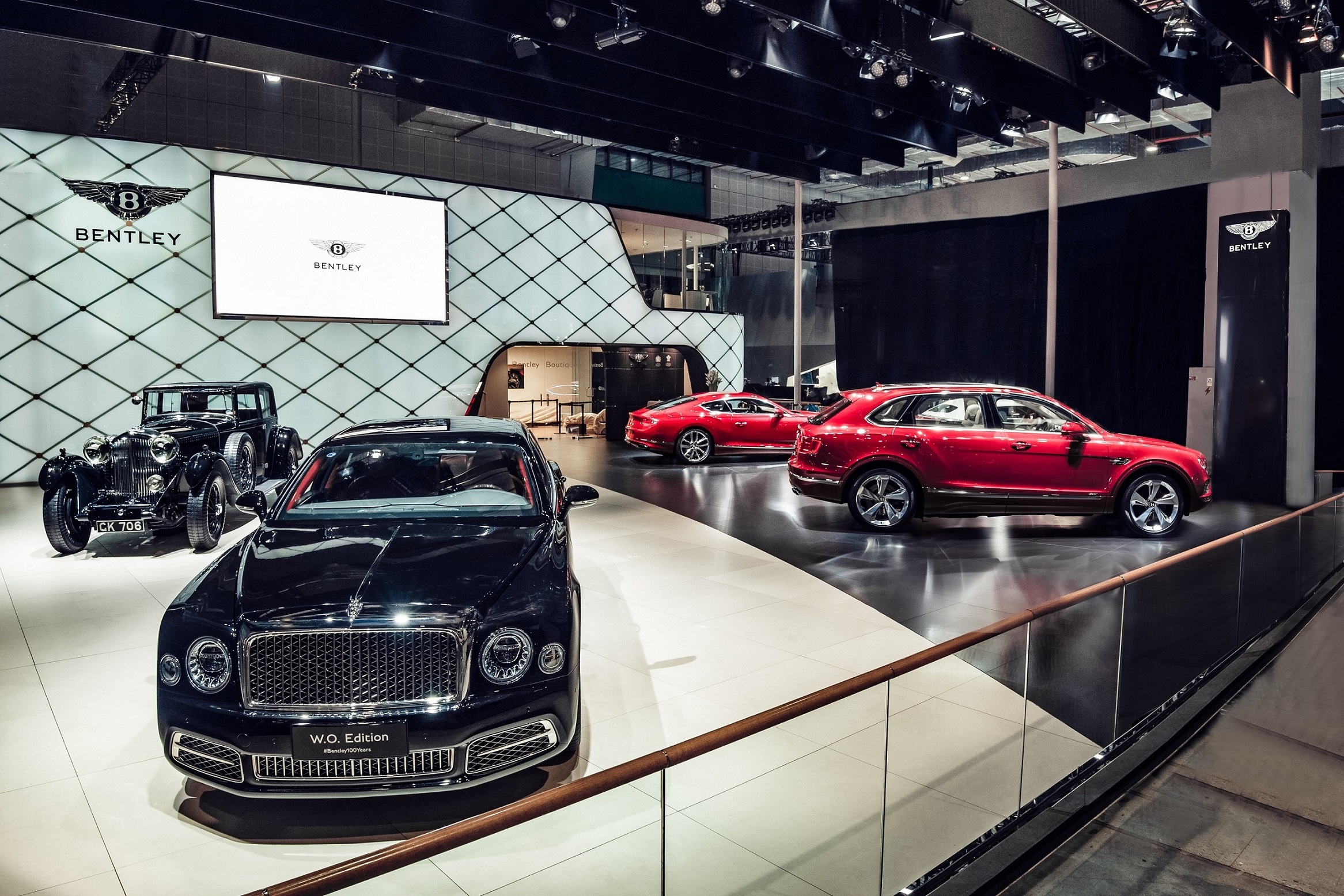 宾利汽车亮相上海车展致敬非凡百年展望超豪华出行未来