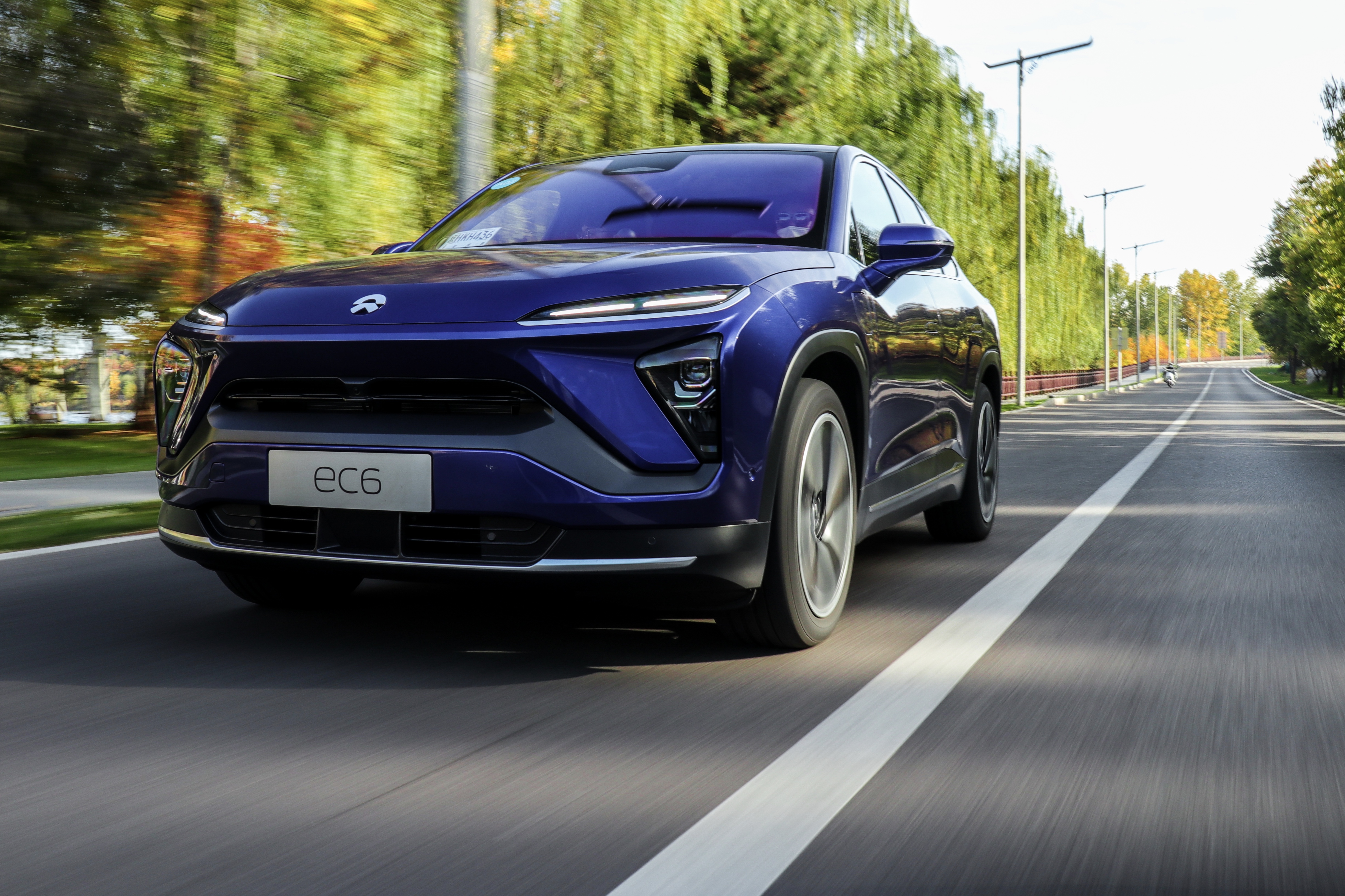 都说为年轻人造车蔚来ec6麻烦让一让