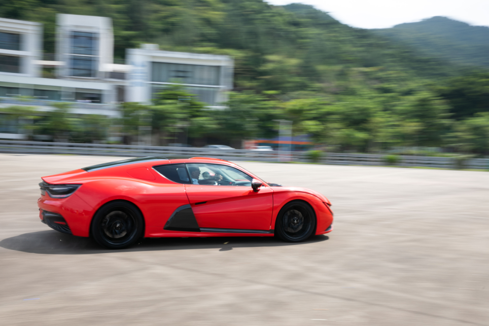 法诺ev-sedan是一款纯电动豪华轿跑车,联合瑞士abb(asea brown boveri