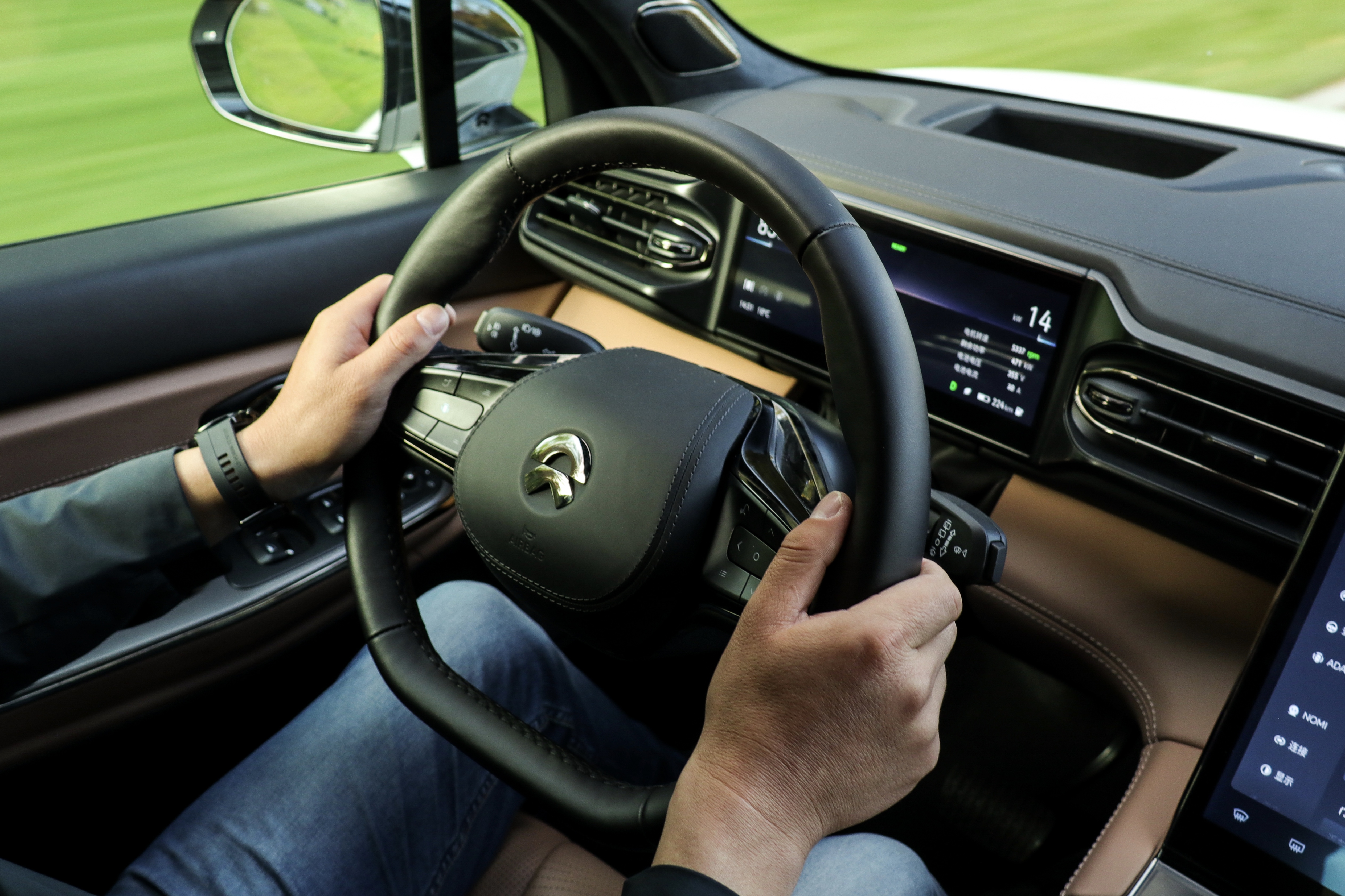 都说为年轻人造车蔚来ec6麻烦让一让