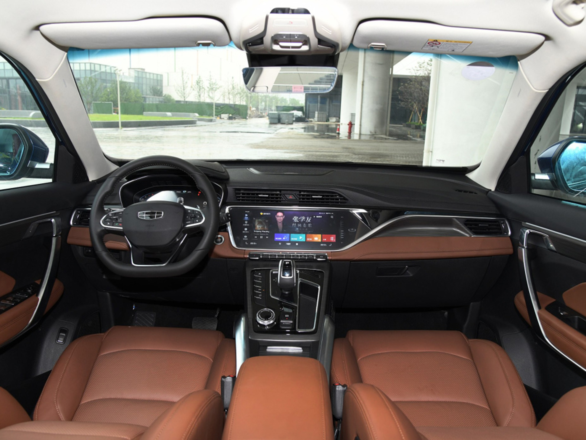 博越pro采用了吉利品牌全新的内饰设计语言,中控台采用非对称式造型