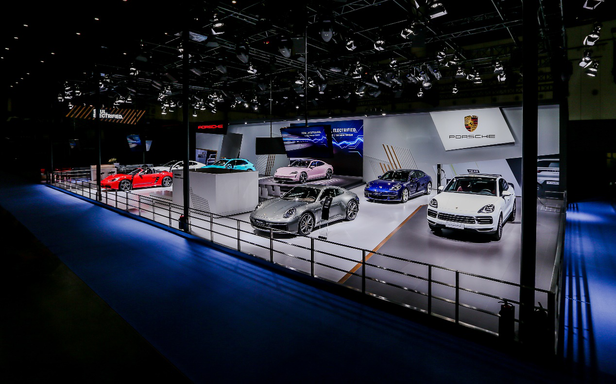 保时捷携全新taycan与结晶腐蚀版911艺术车亮相成都车展