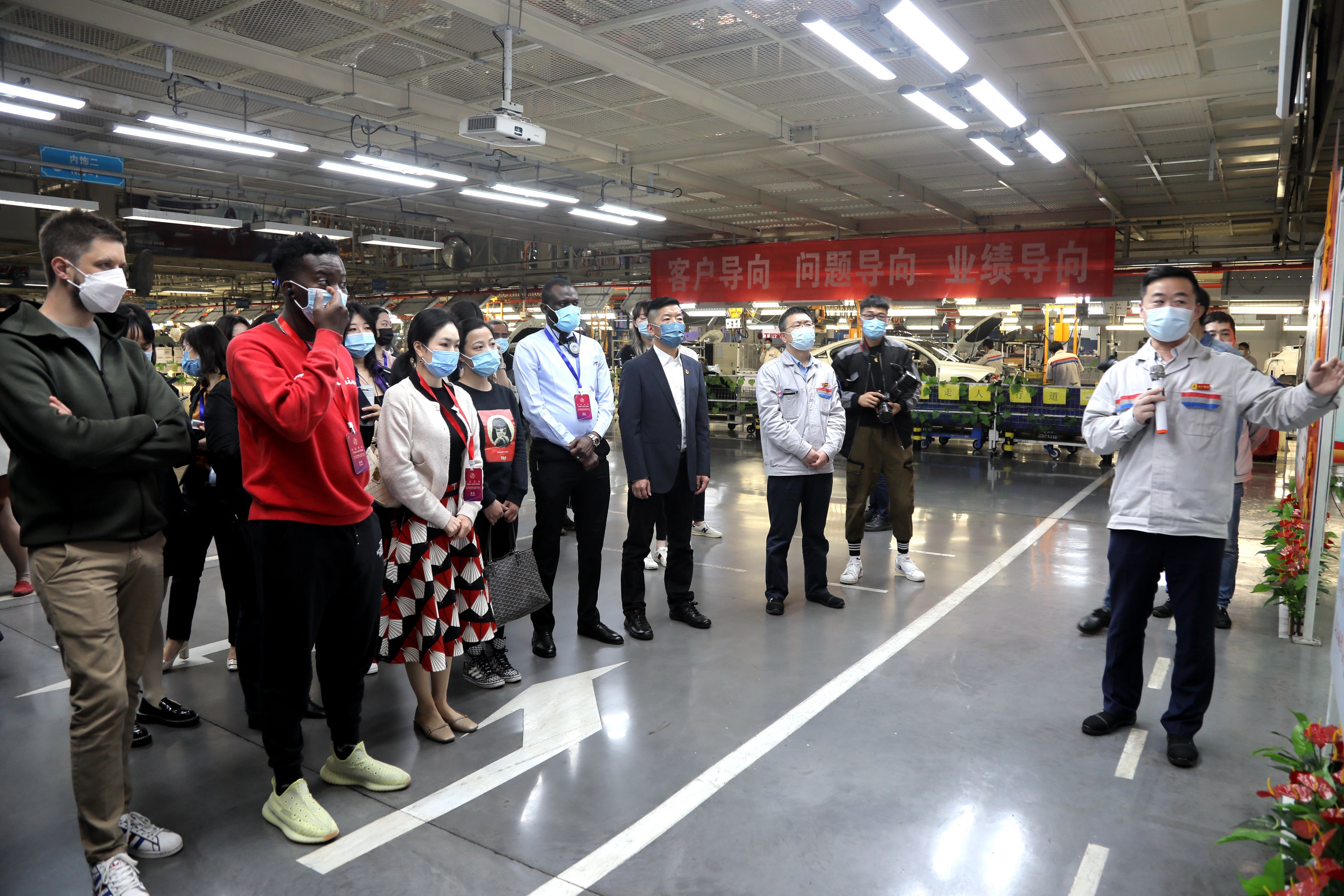 媒体采访团参观工厂