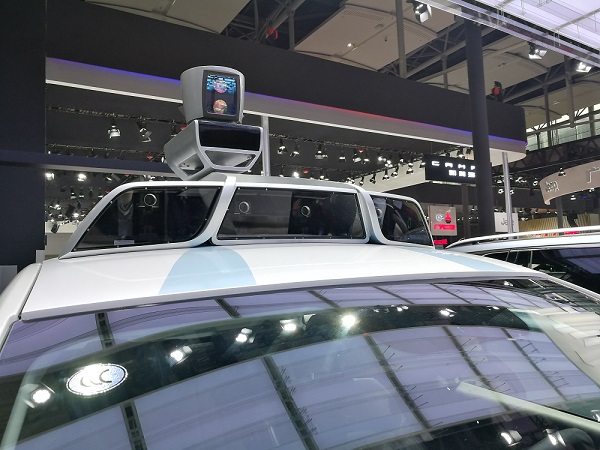 车顶有64线激光雷达和四个摄像头