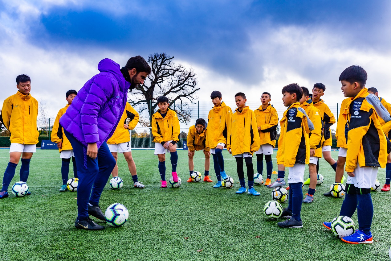 优秀足球小将在百年英超劲旅——热刺培训基地进行专业足球训练