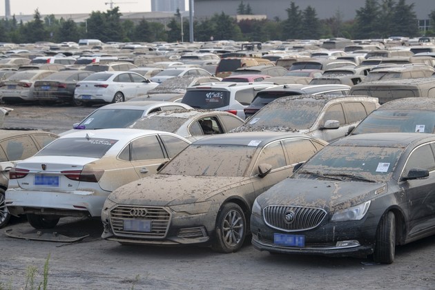 郑州暴雨泡水车坟场实拍:超4000辆泡水车将何去何从?