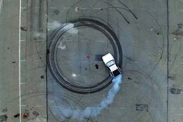 两家合作演示会漂移的车辆