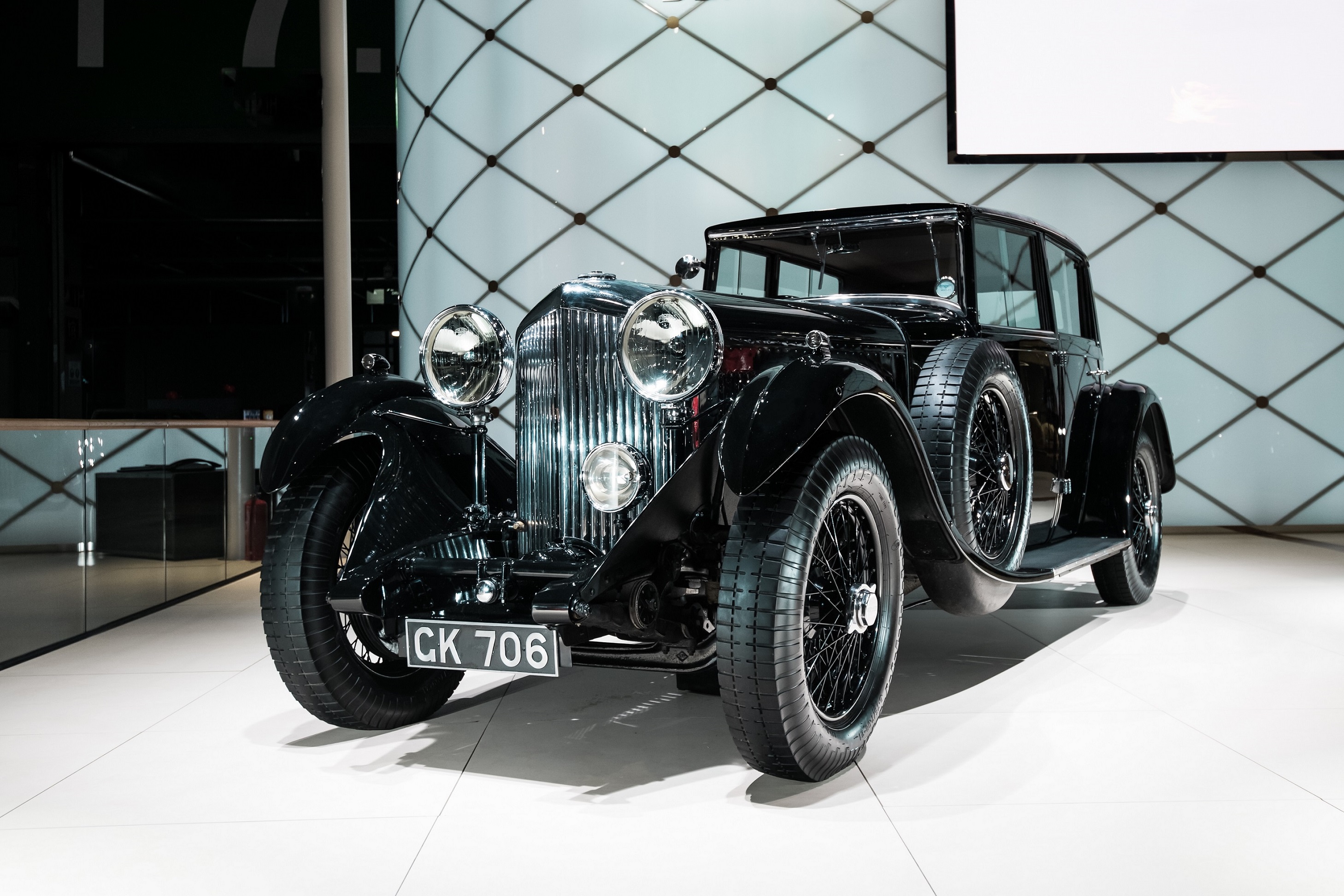 这款于1930年面世的经典车型,也是宾利先生为宾利汽车亲自设计的最后